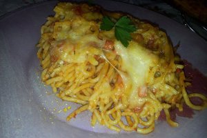 Spaghete cu bacon si sos bolognese
