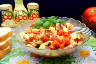 Salata cu piept de pui, rosii, castraveti si mozzarella
