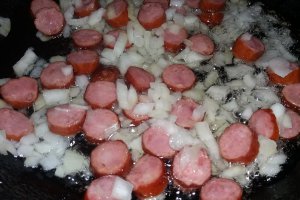 Spaghetti cu carnati reteta rapida si delicioasa