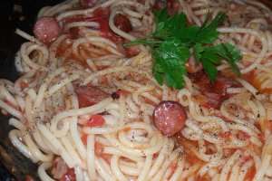 Spaghetti cu carnati reteta rapida si delicioasa