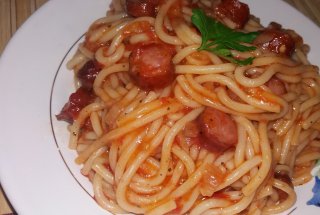 Spaghetti cu carnati reteta rapida si delicioasa