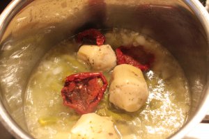 Supa crema de anghinare, sparanghel, rosii, ardei cu topping de calamari