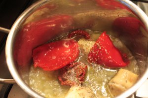 Supa crema de anghinare, sparanghel, rosii, ardei cu topping de calamari