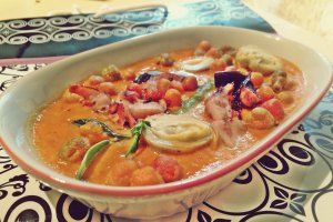 Supa crema de anghinare, sparanghel, rosii, ardei cu topping de calamari