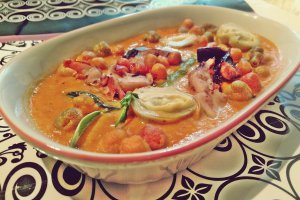 Supa crema de anghinare, sparanghel, rosii, ardei cu topping de calamari
