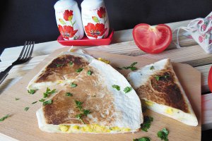 Lipii libaneze cu omleta si branzeturi