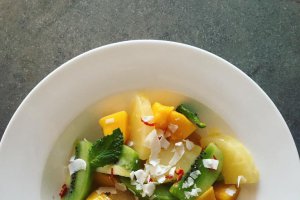 Salata de fructe tropicale cu sirop de agave picant