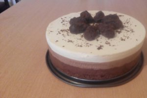 Tort trio de ciocolata cu cirese,ness si alune