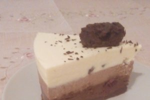 Tort trio de ciocolata cu cirese,ness si alune