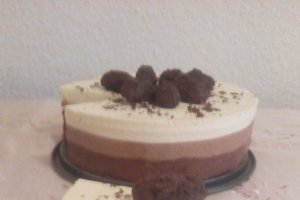 Tort trio de ciocolata cu cirese,ness si alune