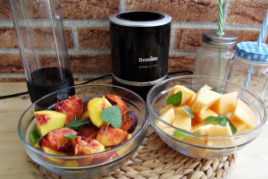 Smoothie cu pepene galben, piersici si menta