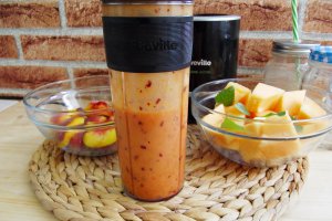Smoothie cu pepene galben, piersici si menta