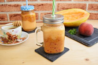 Smoothie cu pepene galben, piersici si menta