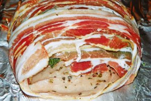 Cotlet de porc cu spanac, invelit in bacon
