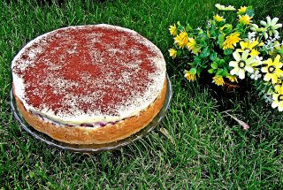 Tort cu visine si crema de vanilie