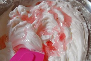 Tort cu zmeura si aroma de trandafiri