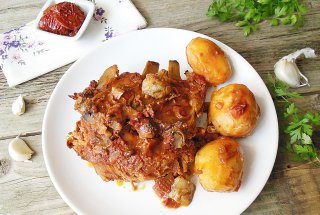Cap de piept de porc, cu cartofi la cuptor