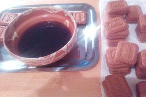 TORT DE BISCUITI – ciocolatos