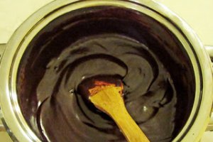 Tort cu blat de biscuiti, crema de ciocolata alba si glazura de ciocolata neagra
