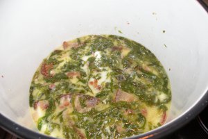 Ciorba de salata verde cu bacon afumat si slanina