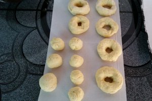 Reteta de preparare a papanasilor cu dulceata de capsuni si smantana