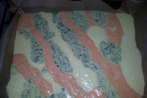 Rulada tricolora umpluta cu crema de branza