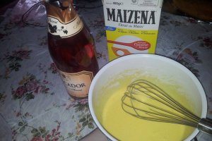 Tort Fluture cu crema de sampanie si fructe de padure