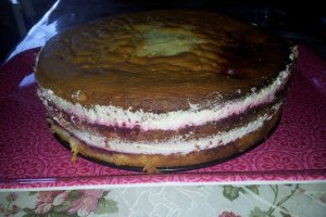 Tort Fluture cu crema de sampanie si fructe de padure