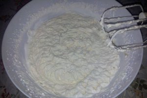 Tort Fluture cu crema de sampanie si fructe de padure