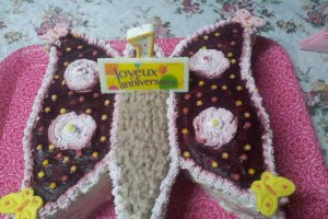 Tort Fluture cu crema de sampanie si fructe de padure