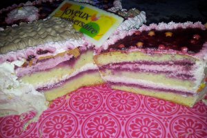 Tort Fluture cu crema de sampanie si fructe de padure