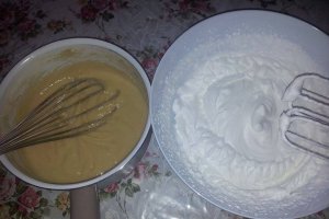 Tort Fluture cu crema de sampanie si fructe de padure