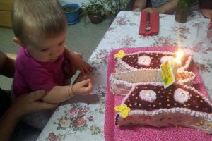 Tort Fluture cu crema de sampanie si fructe de padure