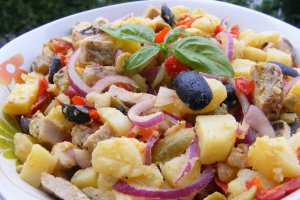 Salata de cartofi cu resturi de friptura