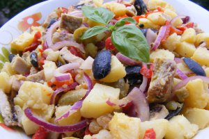 Salata de cartofi cu resturi de friptura