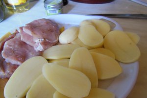 Cotlet si cartofi la cuptor