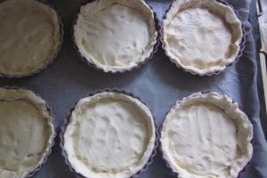 Mini tarte cu chisalita din prune