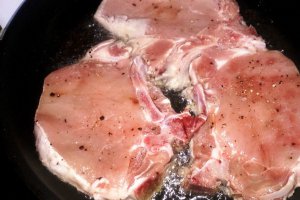 Cotlet de porc cu sos, la cuptor