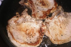 Cotlet de porc cu sos, la cuptor