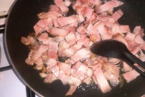 Paste cu bacon si carnati