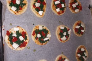 Mini pizzete cu spanac si branza de vaci