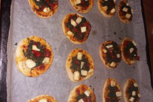 Mini pizzete cu spanac si branza de vaci