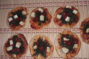 Mini pizzete cu spanac si branza de vaci