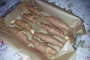 Cornuri bicolore de post umplute cu crema de nuca si rahat