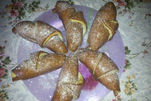 Cornuri bicolore de post umplute cu crema de nuca si rahat