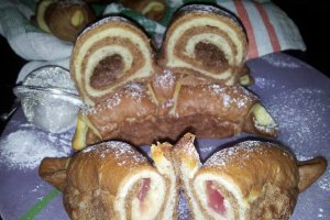 Cornuri bicolore de post umplute cu crema de nuca si rahat