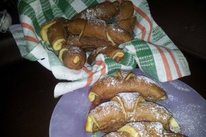 Cornuri bicolore de post umplute cu crema de nuca si rahat