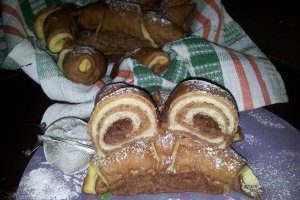 Cornuri bicolore de post umplute cu crema de nuca si rahat