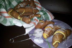 Cornuri bicolore de post umplute cu crema de nuca si rahat