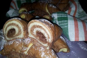 Cornuri bicolore de post umplute cu crema de nuca si rahat